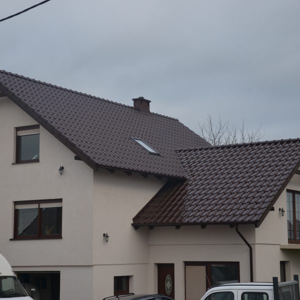 Dach z dachówki Röben Monza Plus Madura, łączącej trwałość z estetyką.